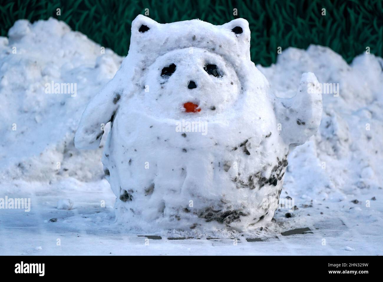 Un bonhomme de neige de la mascotte olympique d'hiver Bing Dwen Dwen pendant le dixième jour des Jeux Olympiques d'hiver de Beijing 2022 en Chine. Date de la photo: Lundi 14 février 2022. Banque D'Images