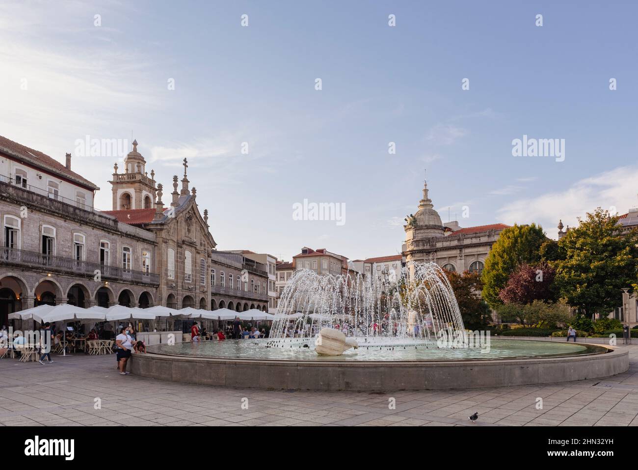 Braga, Portugal; août 31th: Place de la République, avec l'immense fontaine en premier plan et les bâtiments historiques en arrière-plan. Banque D'Images