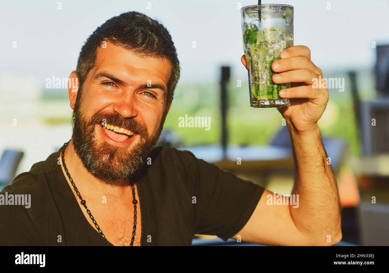 Drôle de barbu hipster homme tient la bière artisanale. Bar-brasserie. Banque D'Images