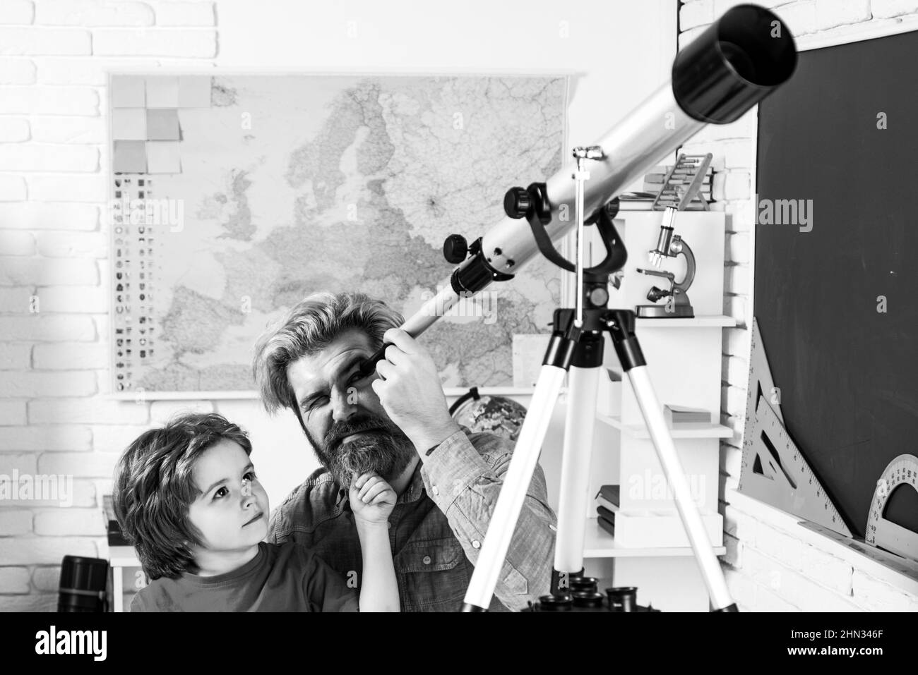 Élève étudie l'astronomie avec professeur drôle. Les enfants sont prêts pour l'école. Banque D'Images