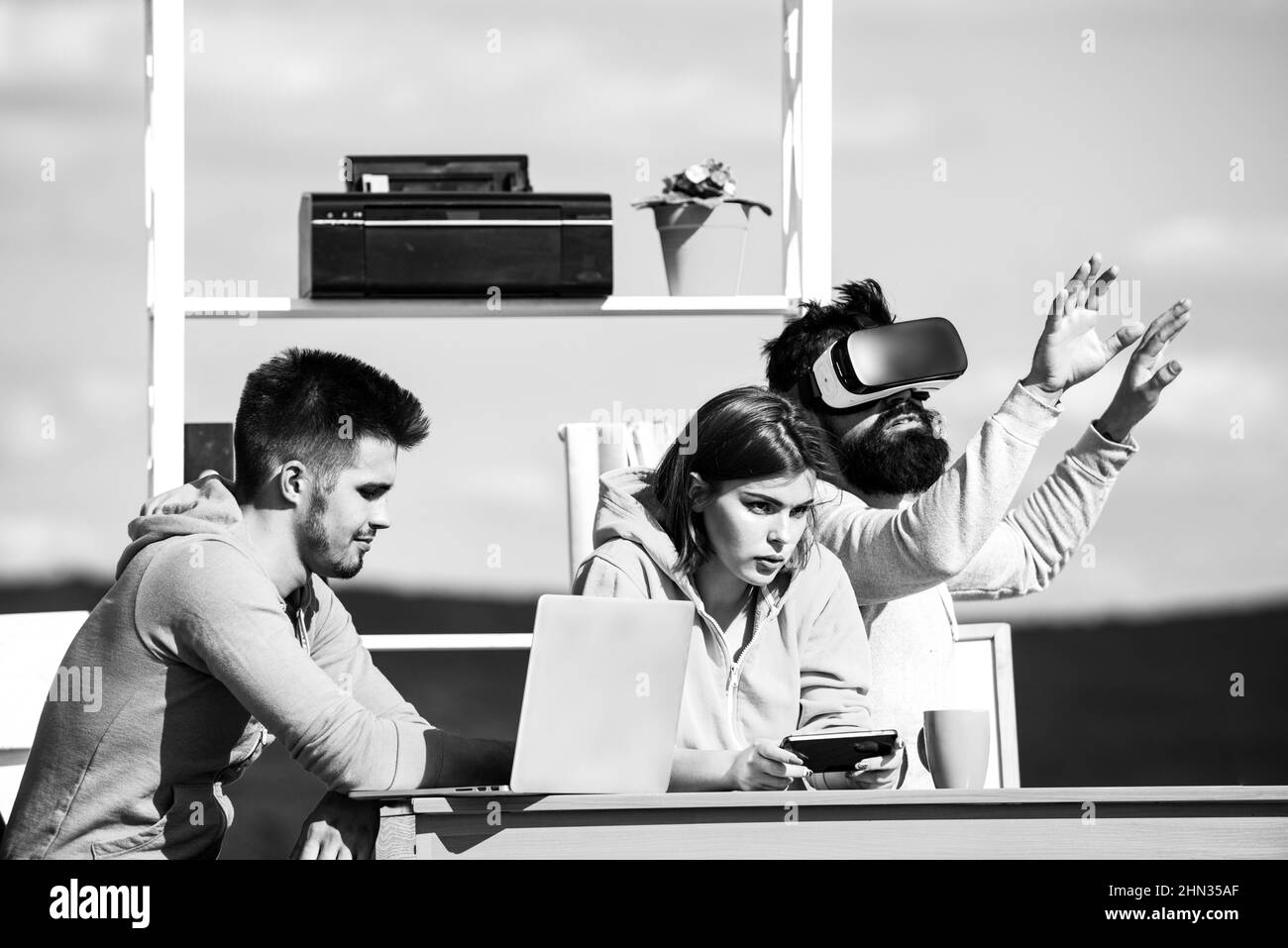Professionnels travaillant avec des lunettes de réalité virtuelle lors d'une réunion d'affaires. Développeurs dans le simulateur de réalité virtuelle dans le bureau de création. Banque D'Images
