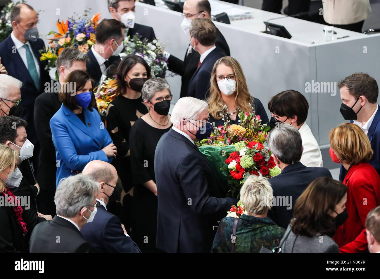 Berlin, Allemagne. 13th févr. 2022. Frank-Walter Steinmeier (C) est félicité après sa réélection à la présidence de la République fédérale d'Allemagne lors de la Convention fédérale de 17th à Berlin, capitale de l'Allemagne, le 13 février 2022. Steinmeier a été réélu président allemand dimanche. Credit: Shan Yuqi/Xinhua/Alay Live News Banque D'Images
