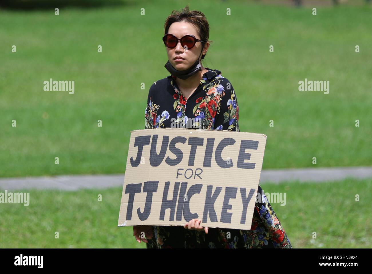 Sydney, Australie. 14 février 2022. Les supporters se sont réunis au parc TJ Hickey à Waterloo à l'occasion du dix-huitième anniversaire de la mort de Thomas ‘TJ’ Hickey. La mort du garçon aborigène de 17 ans a déclenché les émeutes de Redfern. Les manifestants accusent la police de sa mort. Ils ont défilé de TJ Hickey Park à côté du bloc de logement public de Waterloo où l'incident s'est produit au poste de police de Redfern et de retour au parc. Credit: Richard Milnes/Alamy Live News Banque D'Images