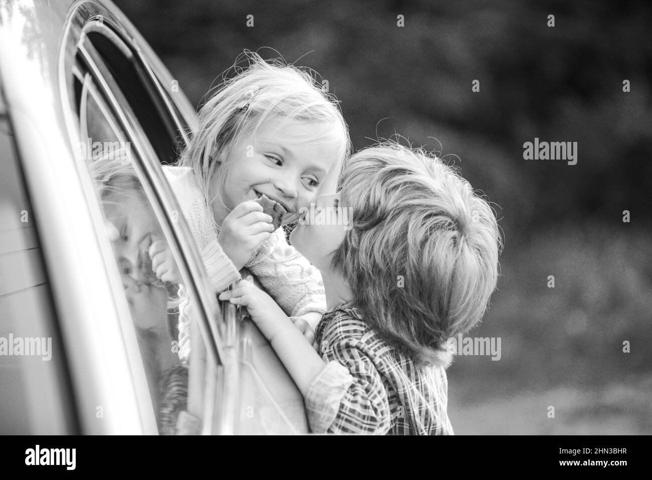 Une petite fille dit Au revoir à un petit ami qui navigue pendant longtemps. Concept adieu enfant. Un petit garçon dit au revoir avec une petite fille. Banque D'Images