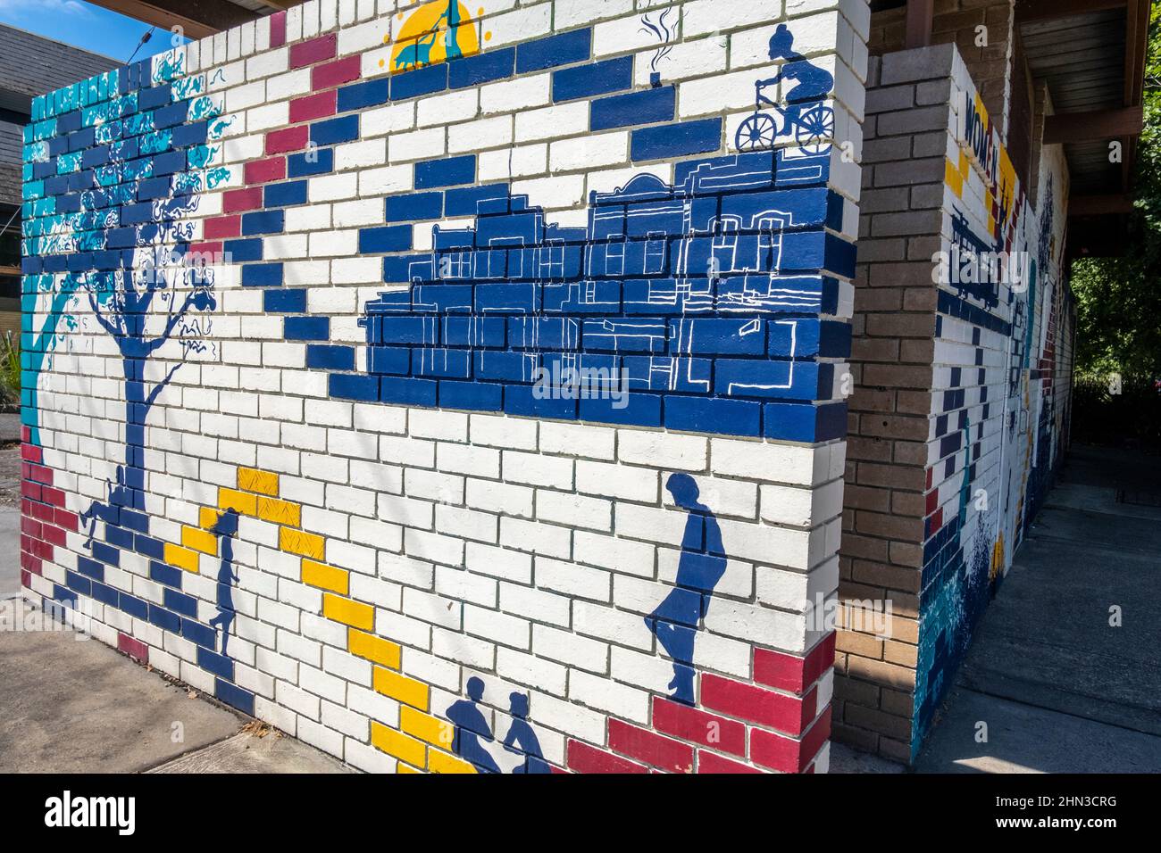 Une murale peinte sur la façade des toilettes pour femmes de Northcote, Melbourne, Victoria, Australie. Banque D'Images