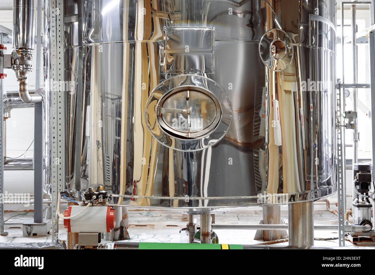 Énorme réservoir et système de tuyauterie complexe de pompage de liquides Banque D'Images