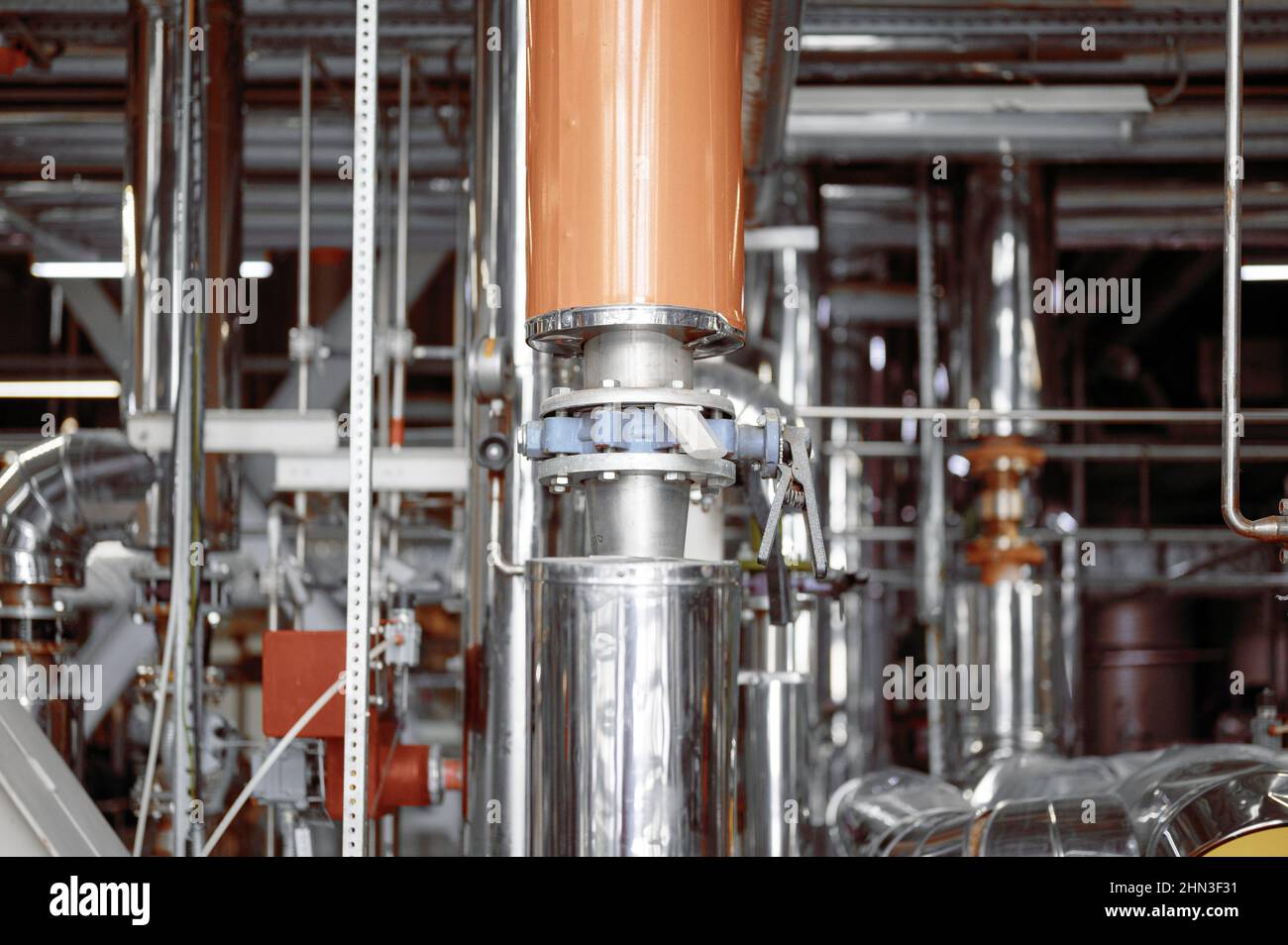 Tuyau avec bride de transport des réactifs et des liquides alimentaires Banque D'Images