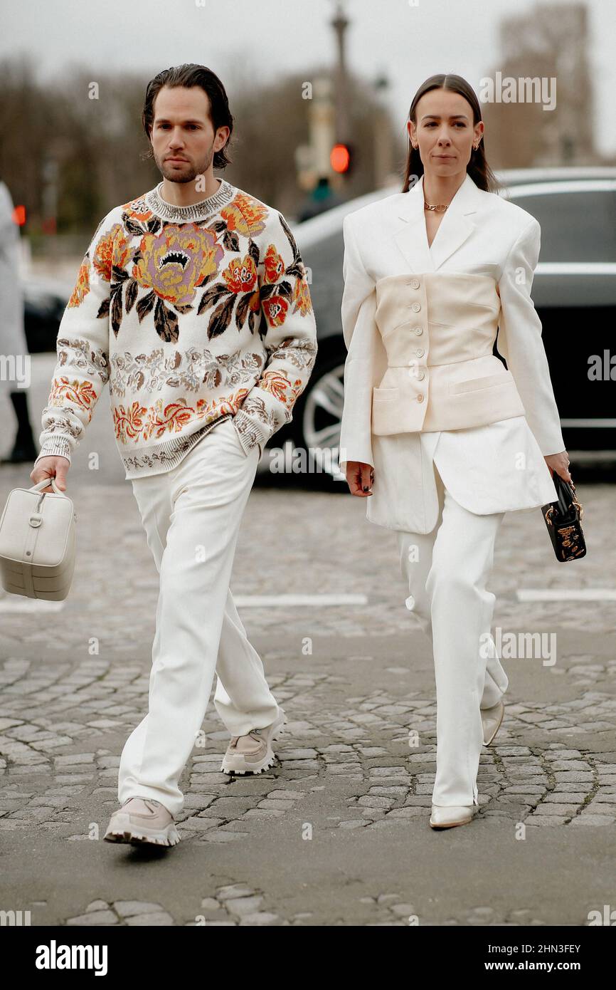Street style, JS Roques et Alice Barbier (J aime tout chez toi) arrivant à  Dior automne-hiver 2022-2023, tenue à la place de la Concorde, Paris,  France, le 21 janvier 2022. Photo de