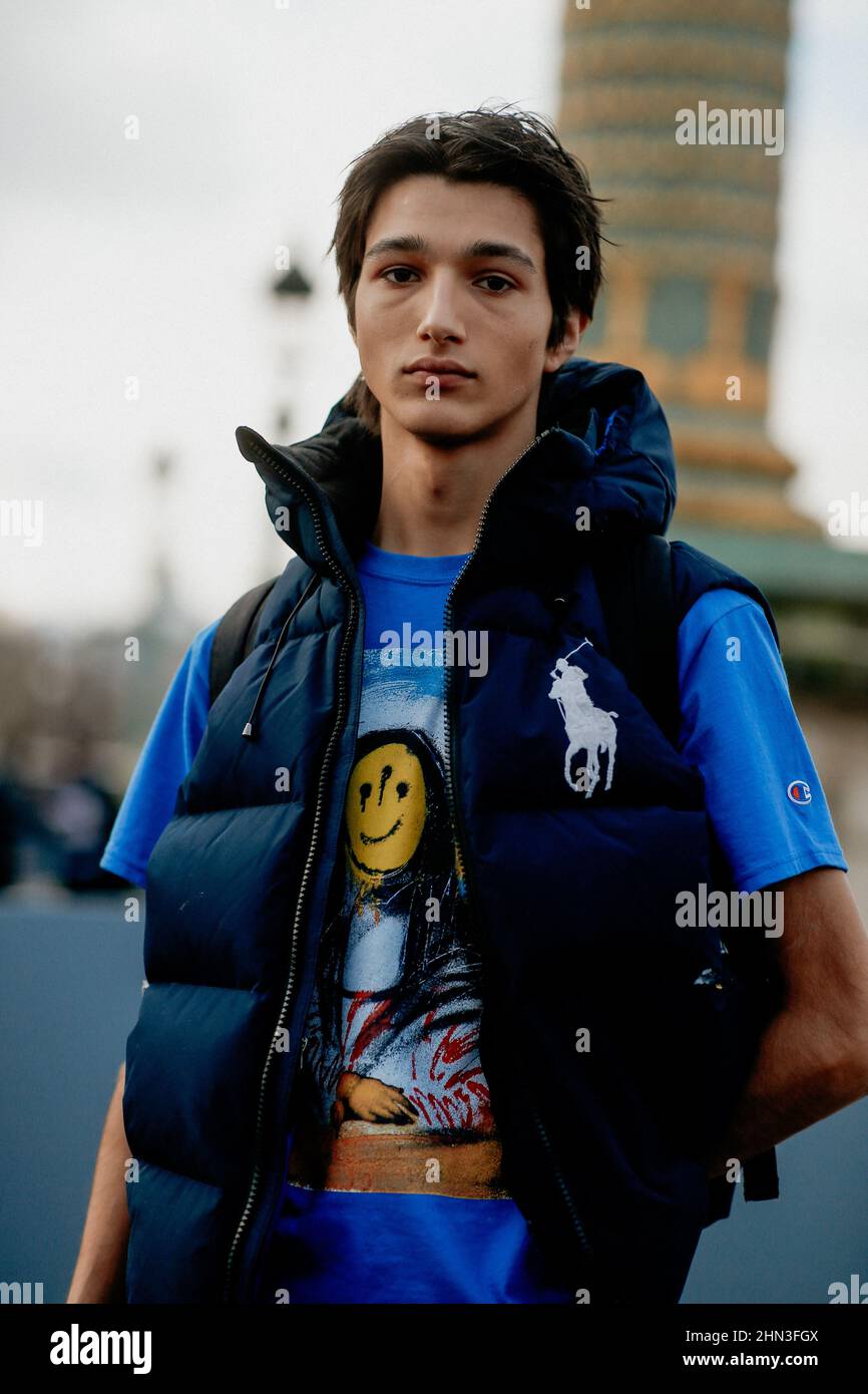 Street style modele Rubuen Bilan Carroll apres Dior Fall Winter 2022 2023 spectacle de vetements pour hommes tenu a la place de la Concorde Paris France le 21 janvier 2022. Photo de Marie Paola Bertra...