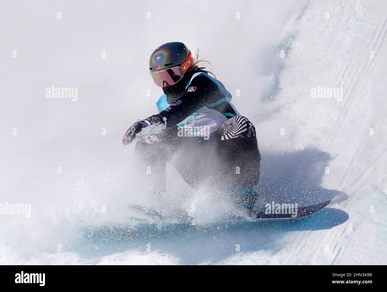 Jamie Anderson, des États-Unis, débarque dans le cadre de la qualification des femmes en snowboard Big Air lors du dixième jour des Jeux Olympiques d'hiver de 2022 à Beijing au Big Air Shougang en Chine. Date de la photo: Lundi 14 février 2022. Banque D'Images