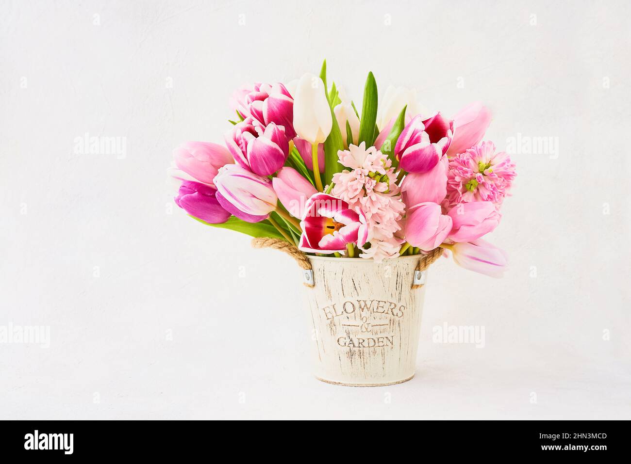 Bouquet de tulipes roses et jacinthe dans un vase. Saint-Valentin, fête des mères, concept d'anniversaire. Banque D'Images