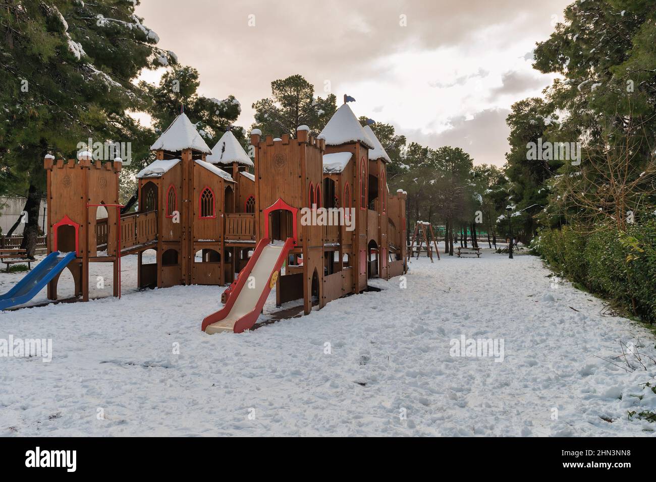 Garez-vous pour les enfants avec de la neige le lendemain du phénomène Elpis en Grèce. Banque D'Images