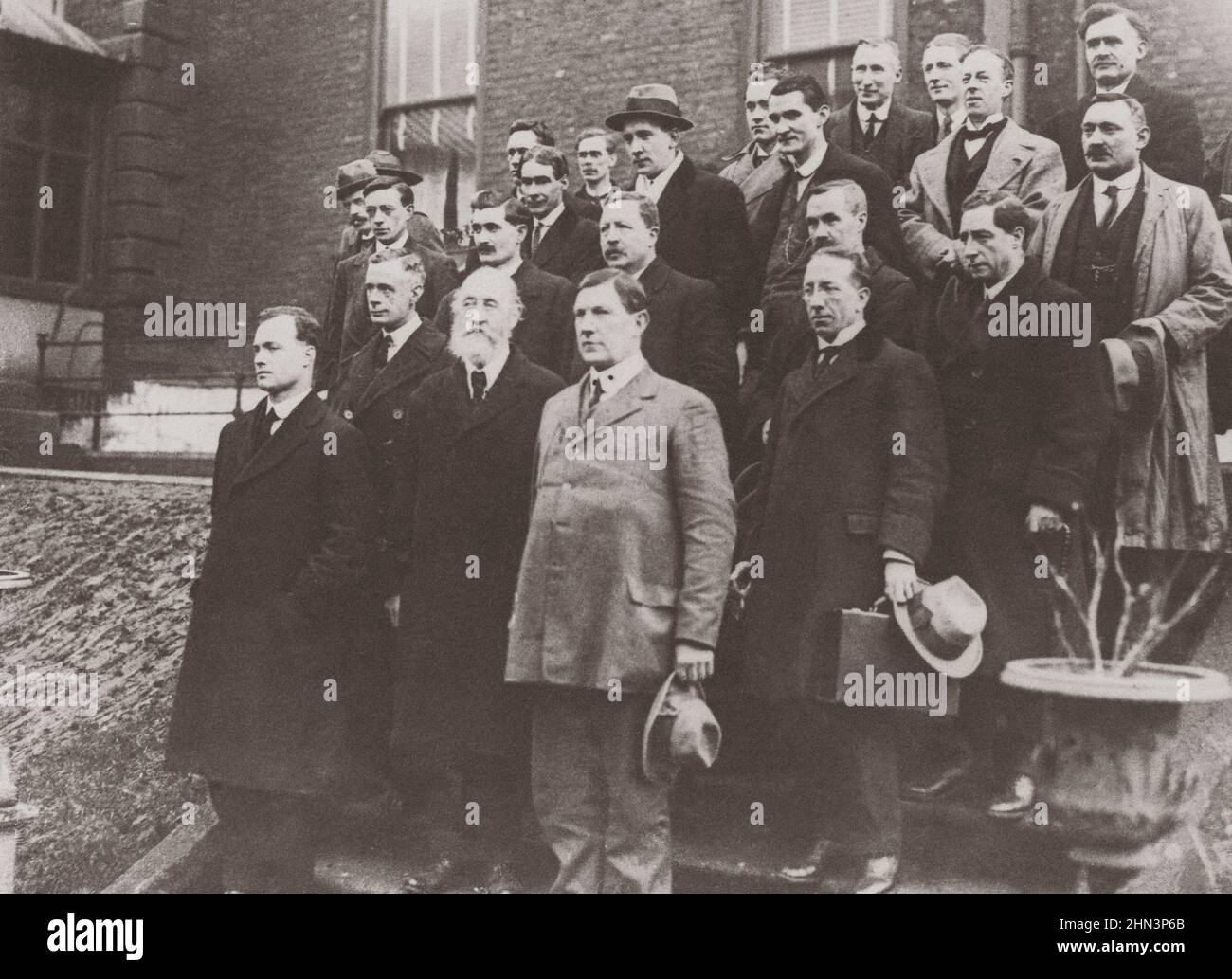 Photo d'époque des organisateurs du Parlement de Sinn Fein, Irlande. Fubrary 10, 1919 ces Sinn Feinners ont tous été élus au Parlement britannique mais ont refusé Banque D'Images