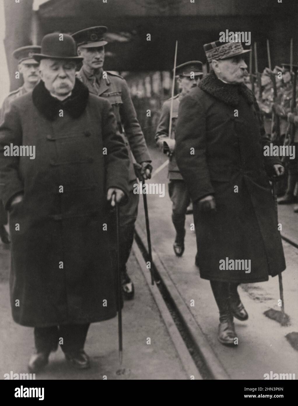 L'arrivée de Georges Clemenceau et de Marshal Foch en Angleterre. La dernière photographie de Primier Clemenceau, connu sous le nom de 'Tigre de France', et de Marsh Banque D'Images