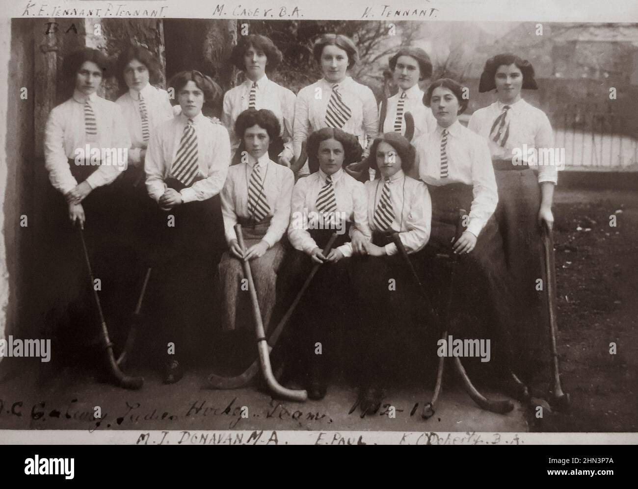 Photo vintage de l'équipe irlandaise de hockey féminin. Équipe de hockey 1912, couvent dominicain, Taylor’s Hill, Galway, Irlande Banque D'Images