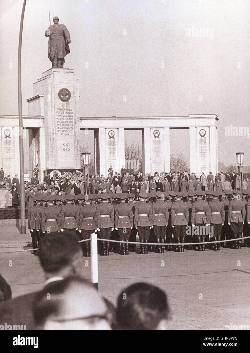 Crise de Berlin de 1961 : construire le mur photo d'époque de la garde d'honneur à un Mémorial de guerre russe avec cérémonie de couronne de Wreath. Berlin est. 7 novembre 1962 Banque D'Images