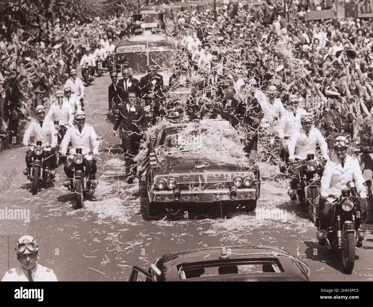 Photo d'époque de la crise de Berlin de 1961 : construire le mur. West Berliners Jam les rues de la ville pour avoir un aperçu du président Kennedy. Son Convo Banque D'Images