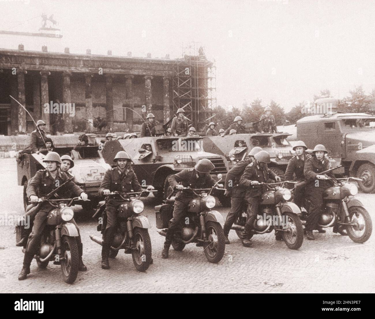 Photo d'époque de la crise de Berlin de 1961 : construire le mur. L'Armée populaire de l'Allemagne de l'est tient la garde à la frontière fermée. Berlin est. 1961 Banque D'Images