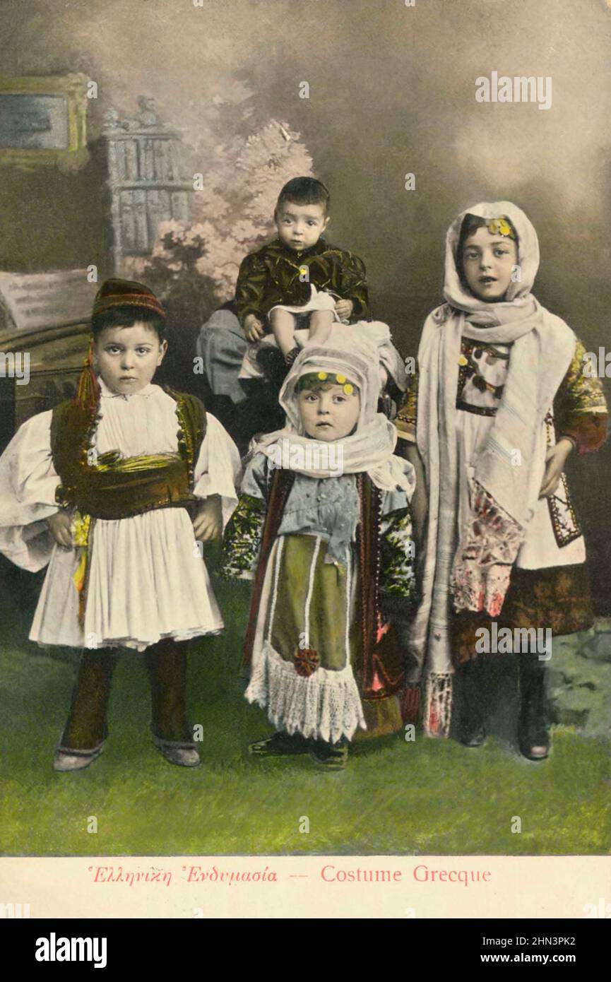 Carte postale vintage des enfants grecs en costumes nationaux. 1910 Banque D'Images