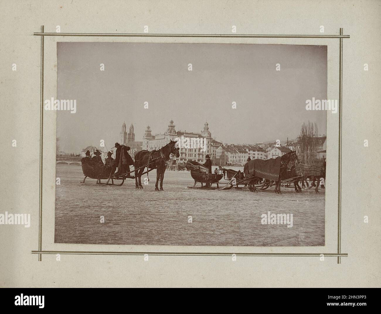Photo d'époque des personnes en calèche sur le Zürichsee gelé, en arrière-plan Grossmünster. Suisse. 1891 Banque D'Images