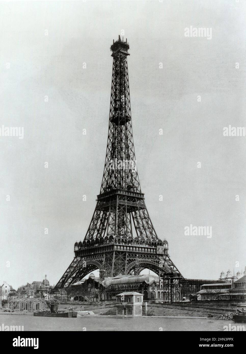 La photo d'époque du 19th siècle des travaux de construction de la Tour Eiffel. Mars 1889. Paris, France. Banque D'Images La photo d'époque du 19th siècle des travaux de construction de la Tour Eiffel. Mars 1889. Paris, France. Banque D'Images
