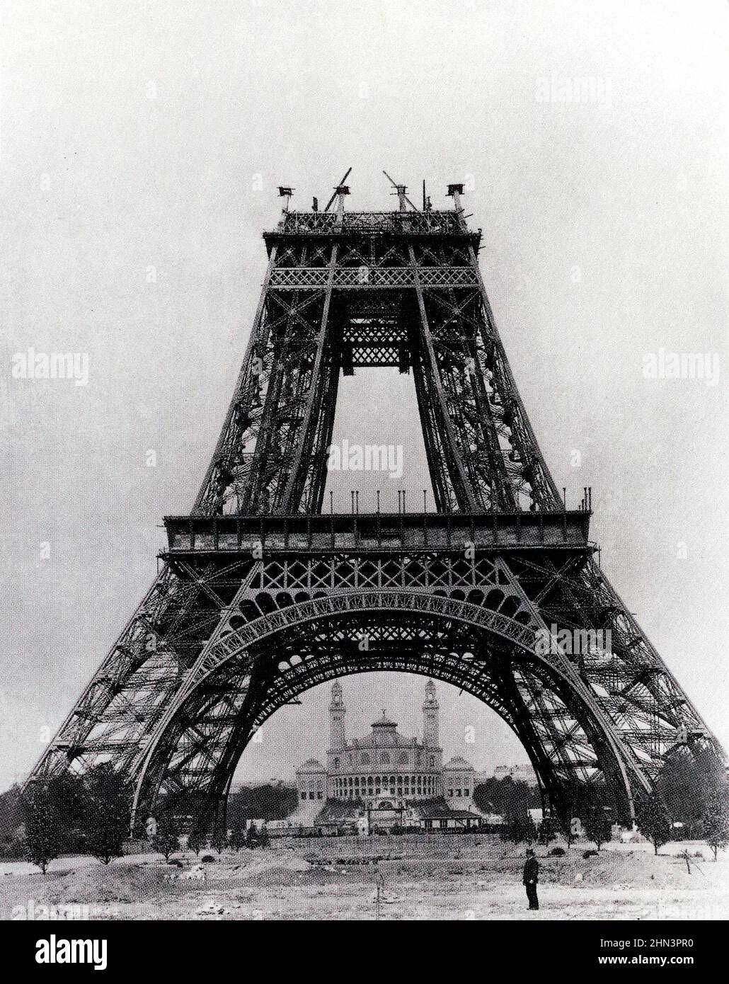 La photo vintage du 19th siècle des travaux de construction de la Tour Eiffel avec le Palais du Trocadéro en arrière-plan. 1888. Paris, France. Banque D'Images La photo vintage du 19th siècle des travaux de construction de la Tour Eiffel avec le Palais du Trocadéro en arrière-plan. 1888. Paris, France. Banque D'Images