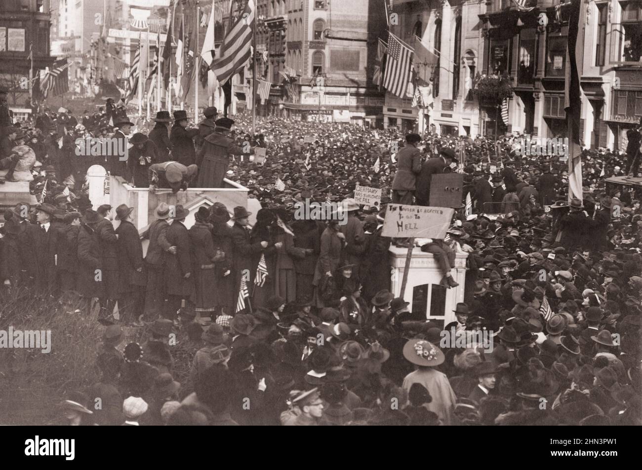 Première Guerre mondiale Armistice à New York. Scène sauvage devant la bibliothèque publique. ÉTATS-UNIS. 1918 Banque D'Images