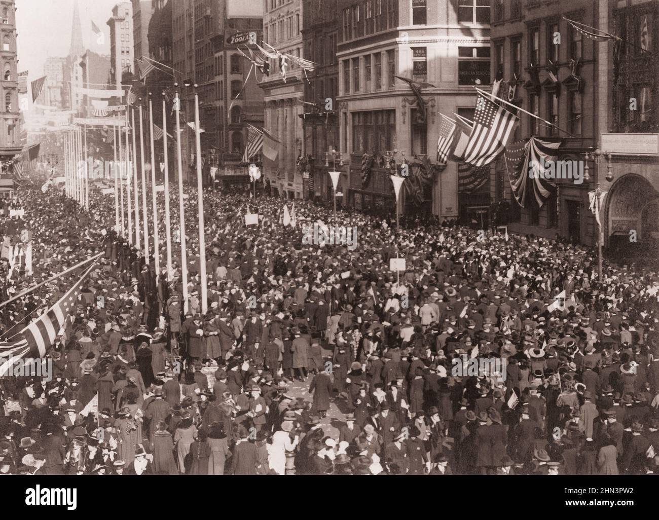 Jour de l'armistice à New York. Foule devant la bibliothèque publique, jour de la signature de l'armistice. ÉTATS-UNIS. 11 novembre 1918 Banque D'Images