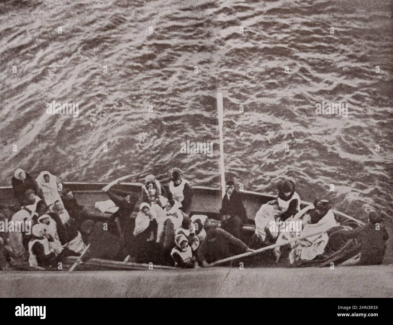 Les bateaux de sauvetage du 'Titanic', transportant les épaves survivants, rejoignent la 'Carpacia'. 1912 Banque D'Images