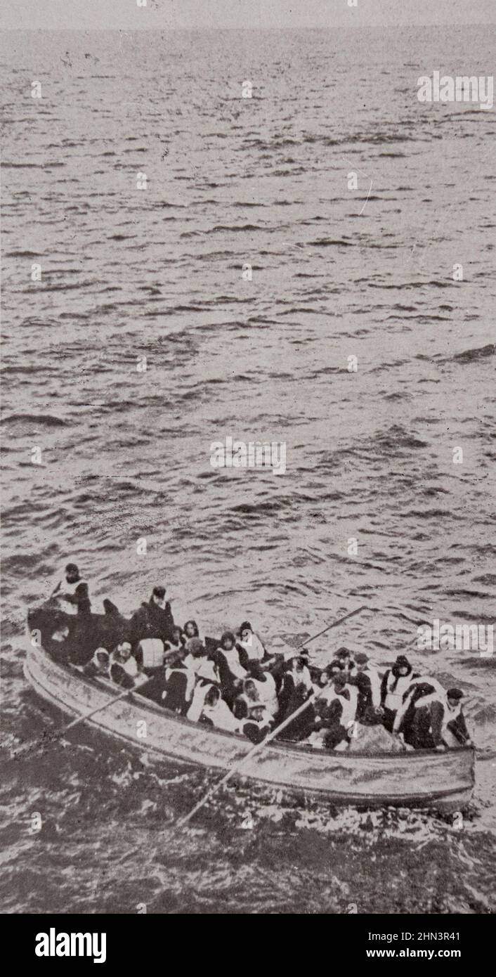 Les bateaux de sauvetage du 'Titanic', transportant les épaves survivants, rejoignent la 'Carpacia'. 1912 Banque D'Images