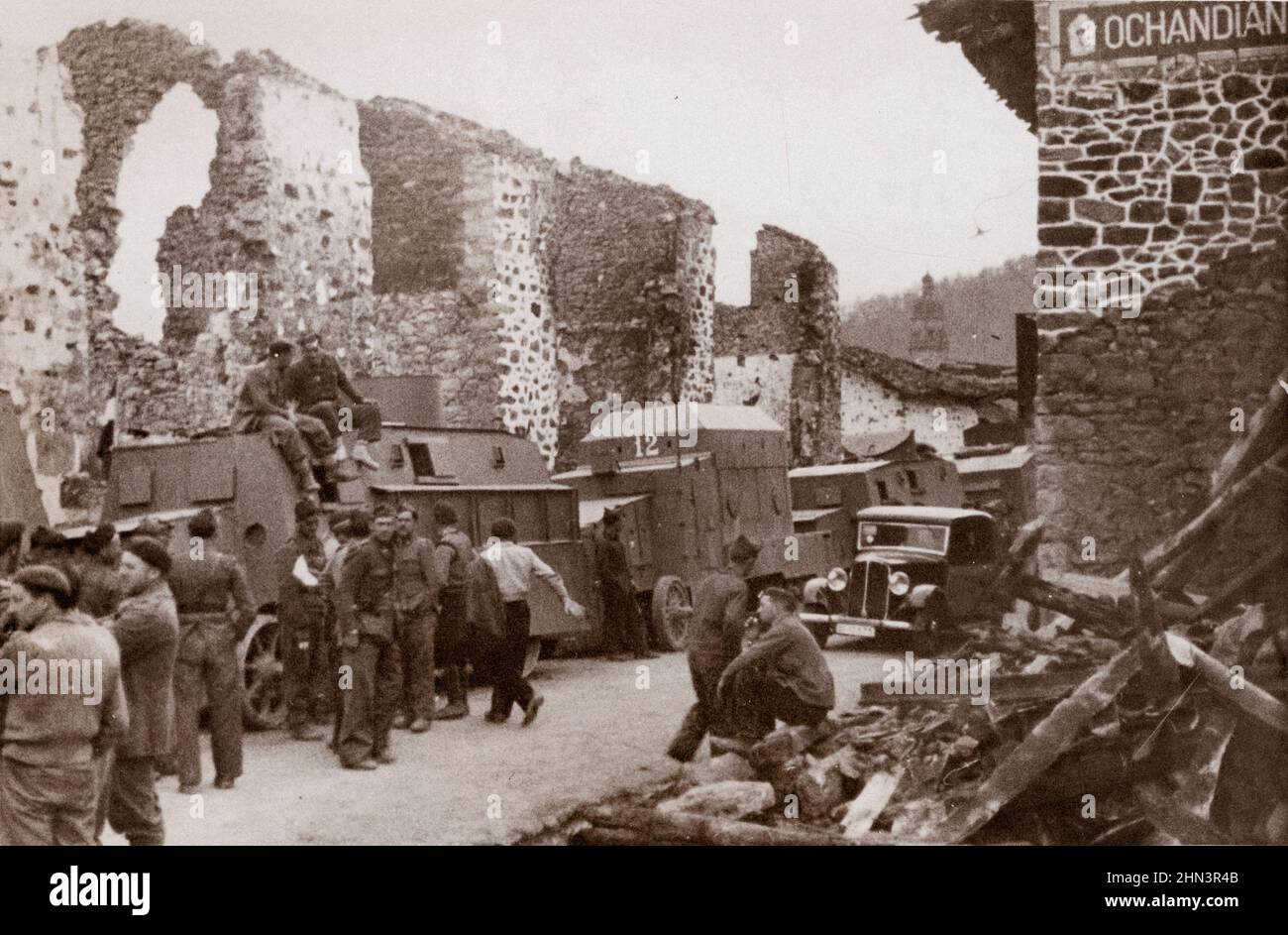 Photo d'archives de la guerre civile espagnole. Troupes et voitures blindées sur le front basque (Ochandian). Espagne. Avril 1937 Banque D'Images
