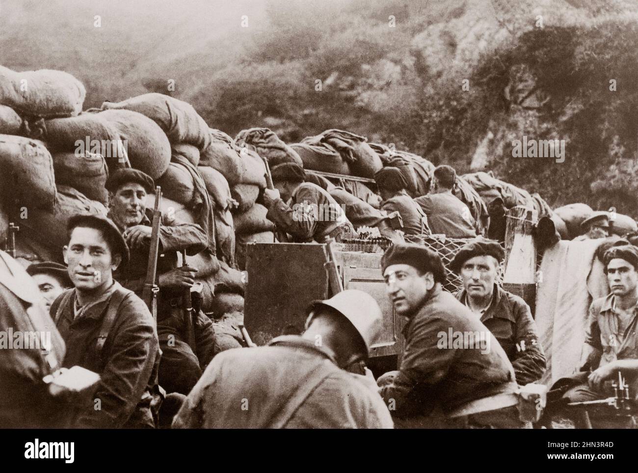 Photo d'archives de la guerre civile espagnole. Miliciens républicains derrière des sacs de sable (bataille d'Irún). Espagne. 1936 Banque D'Images