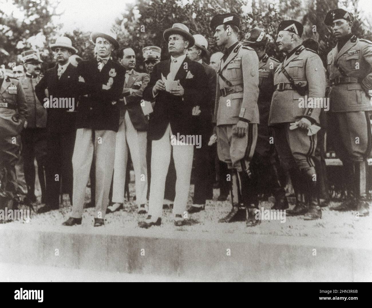 Photo vintage de Benito Mussolini debout, à l'ouverture de l'École nationale fasciste d'éducation physique, avec les généraux Bazan, Bettatai, Turati, Melch Banque D'Images