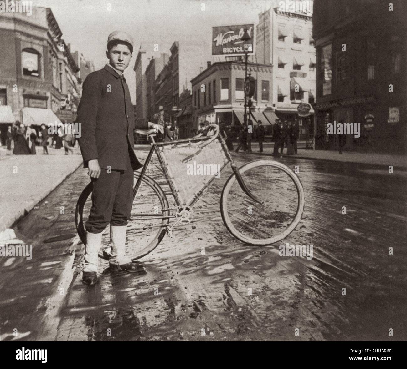 Photo vintage des types de rue de New York: Messenger garçon et vélo. ÉTATS-UNIS. 1896 Banque D'Images