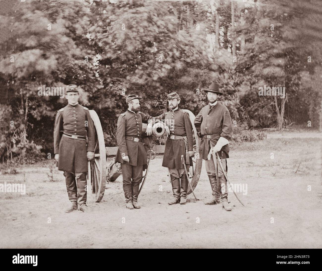 Guerre de Sécession. Fair Oaks, Virginie. Capitaine Horatio G. Gibson (deuxième de gauche) et officiers de sa batterie. Photographie de la principale est t Banque D'Images