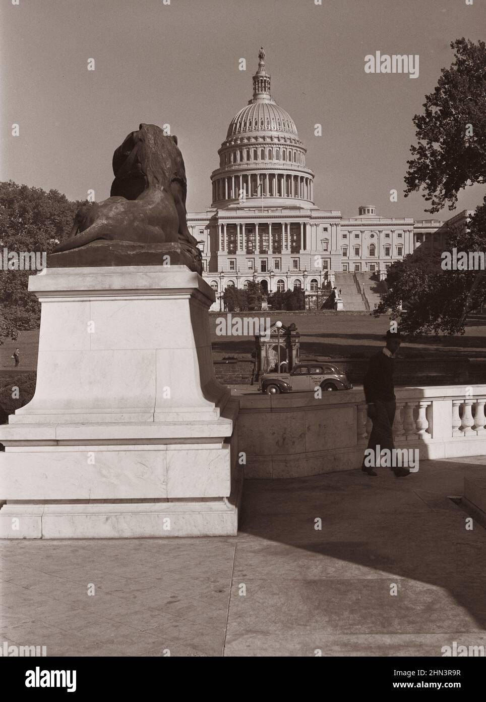 Photo d'époque du Capitole des États-Unis et du lion au monument général Grant. Washington, D.C., par John Vachon (photographe). Octobre 1939 Banque D'Images