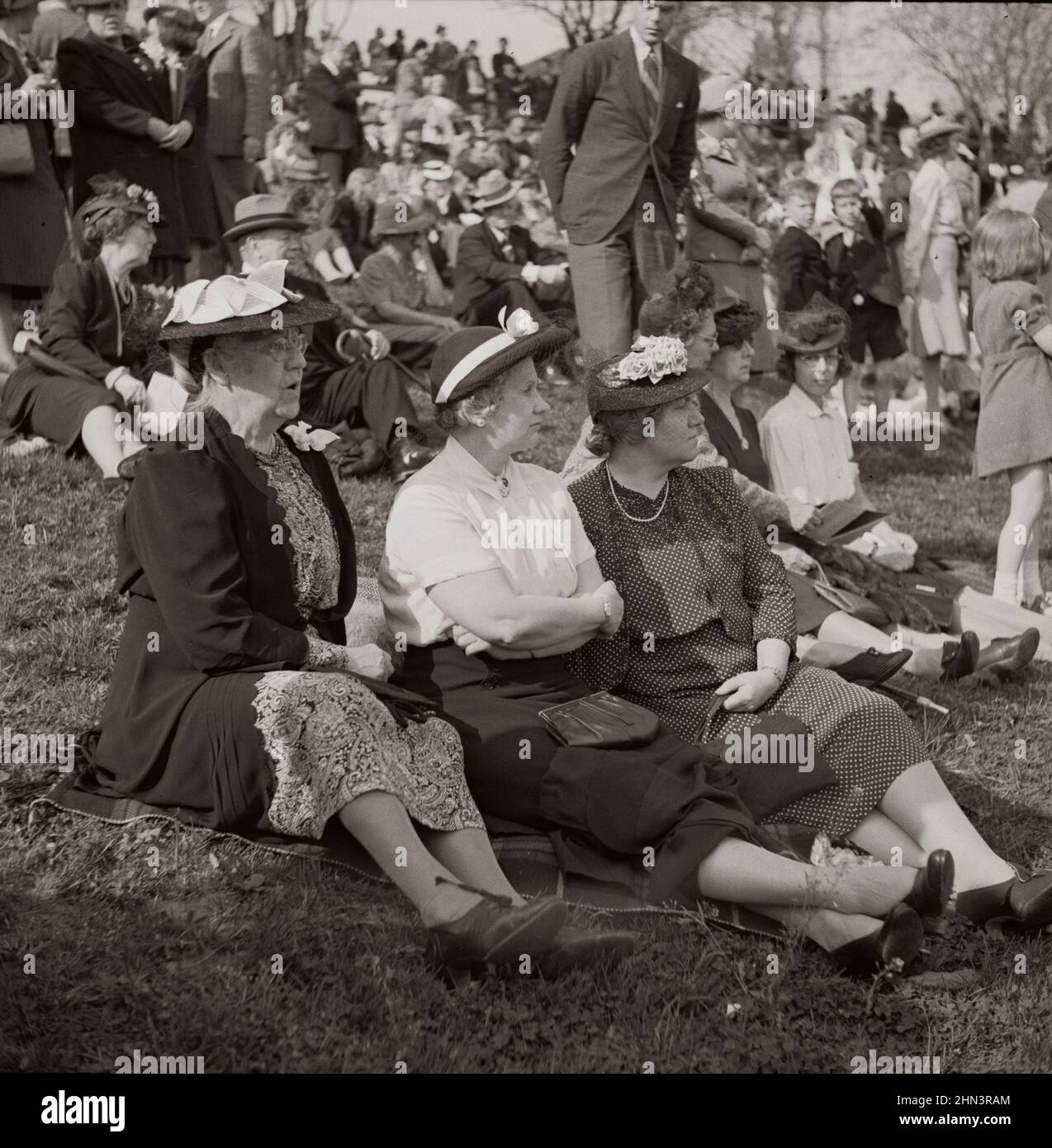 Photo d'époque de la vie américaine en 1940s. Spectateurs à la course point-to-point Cup du Maryland Hunt Club. Vallée de Worthington, près de Glyndon, Maryla Banque D'Images