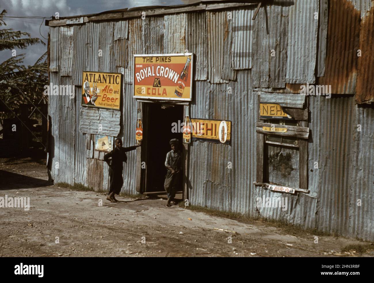 Photo d'époque de la vie sud américaine en 1940s. Travailleurs migrateurs noirs par un «juke joint» (?), Belle Glade, Floride. Février 1941 par Marion Post Wolco Banque D'Images