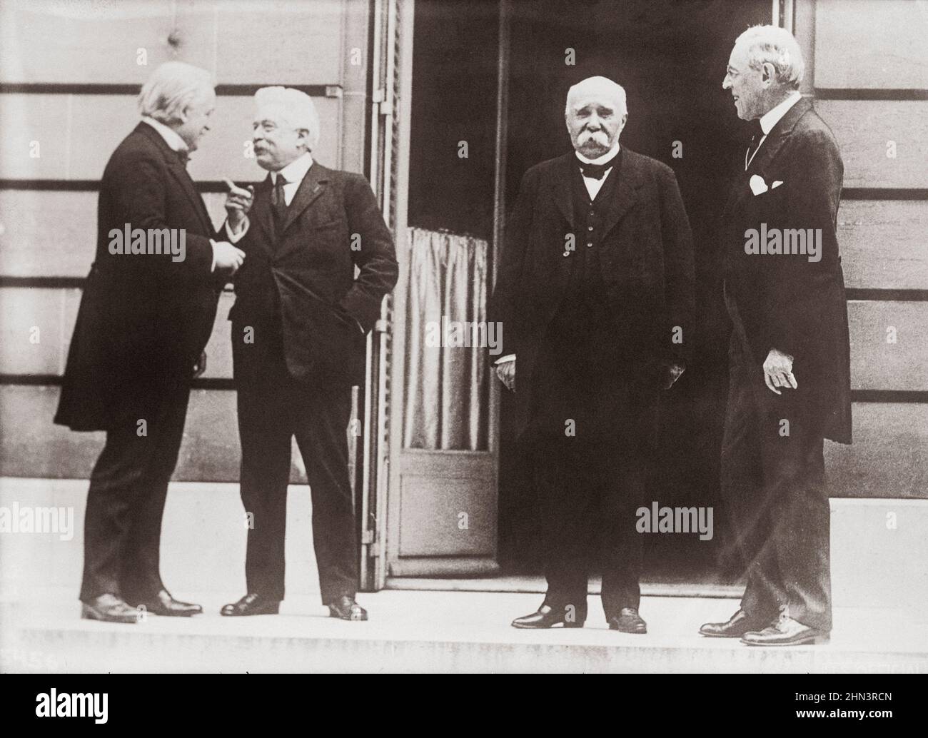Photo d'époque des « quatre Grands » leaders mondiaux à la Conférence de la paix de la première Guerre mondiale à Paris, le 27 mai 1919. De gauche à droite : Premier ministre David Lloyd Georg Banque D'Images