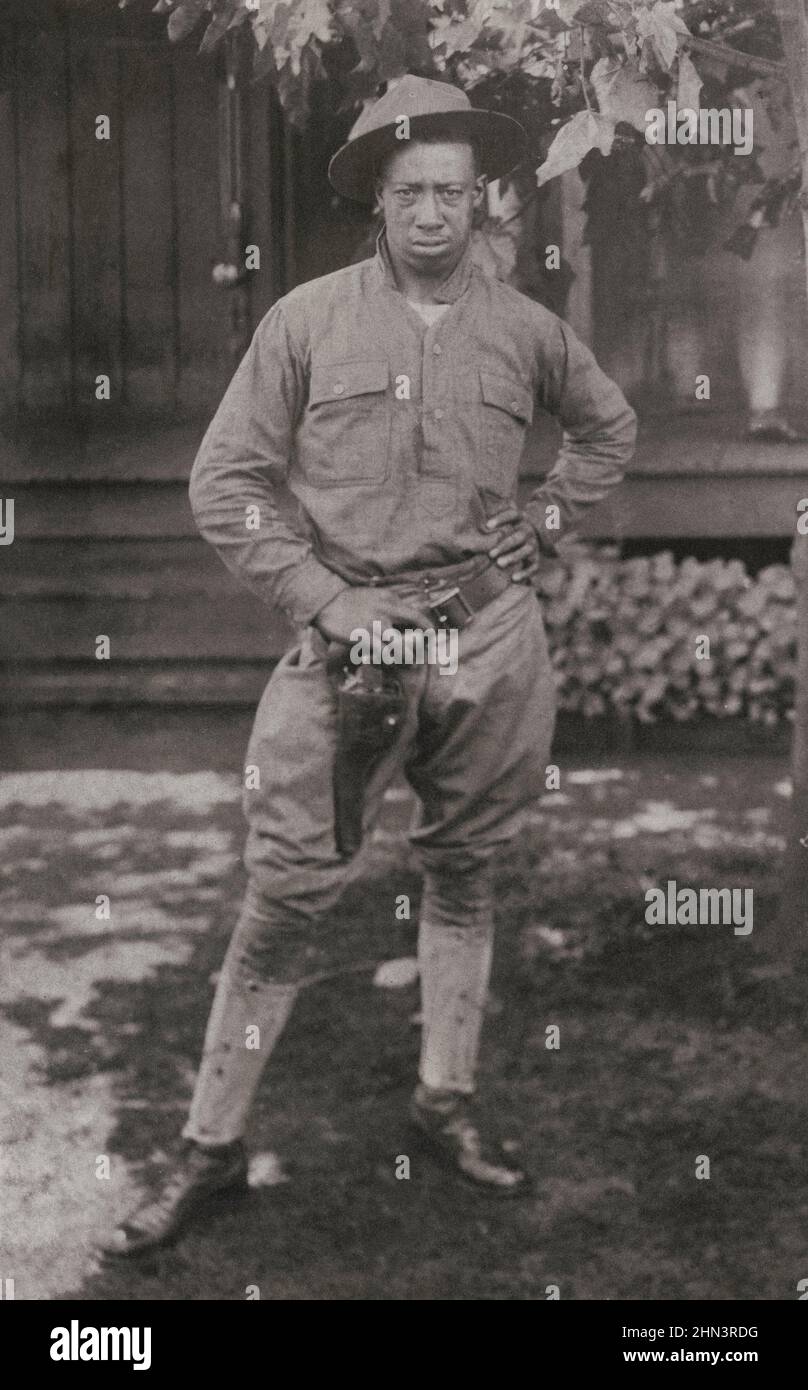 USA pendant la première Guerre mondiale. Soldat américain africain en uniforme et chapeau de campagne avec arme de poing dans un étui. 1917-1918 Banque D'Images