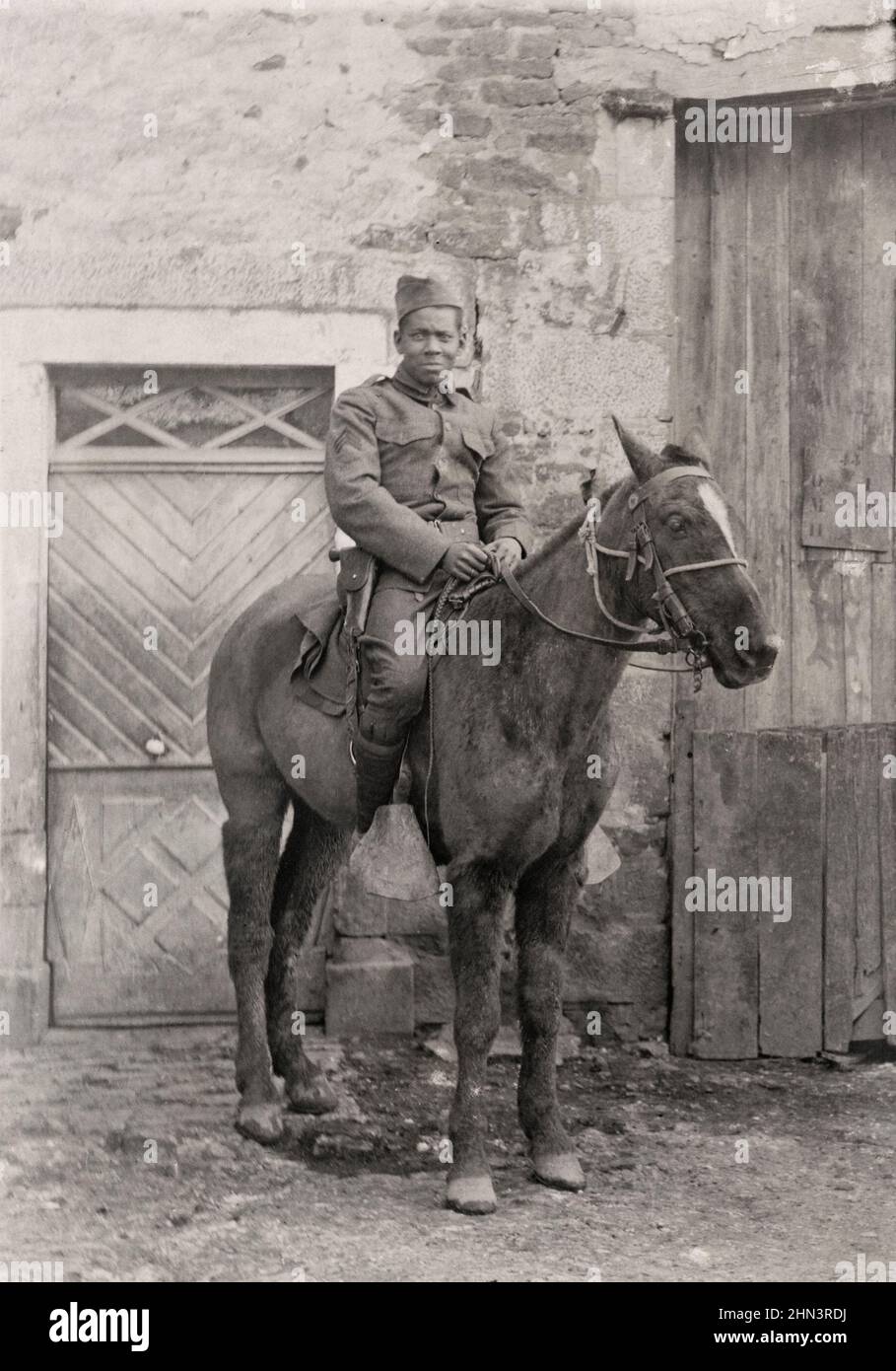 USA dans la première Guerre mondiale. Soldat africain américain en uniforme avec arme à main dans un étui à cheval. 1917-1918 Banque D'Images