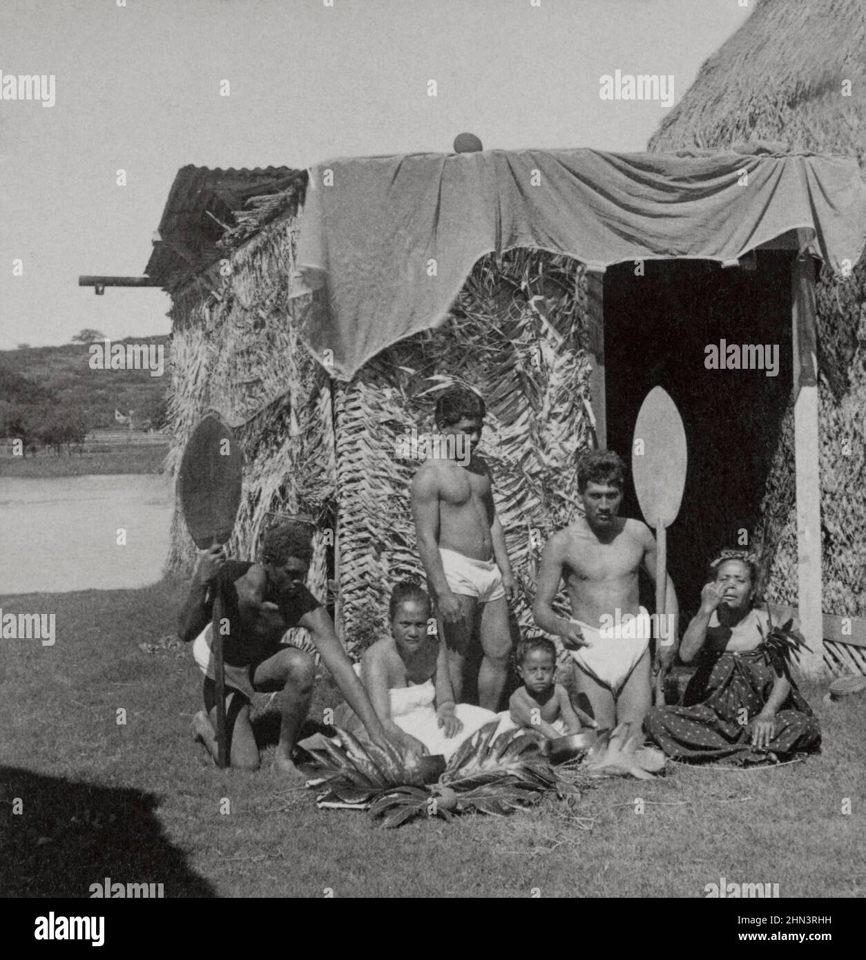 Photo d'époque d'un groupe de Kanaka Maoli mangeant poi, îles hawaïennes (en face de la hutte d'herbe). 1896 les autochtones hawaïens sont la Polynésie indigène Banque D'Images
