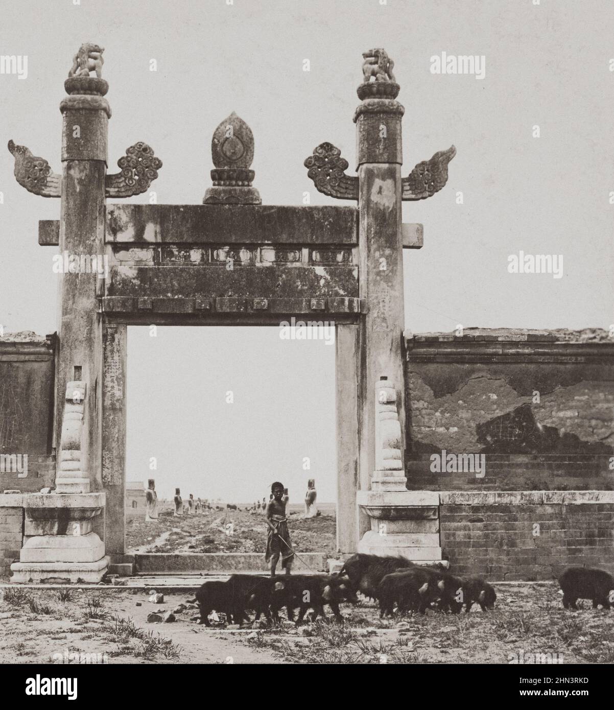 Photo d'époque des tombes royales de Ming. Porte d'entrée au bout de l'avenue des monuments. Chine du Nord. Novembre 1902 Banque D'Images