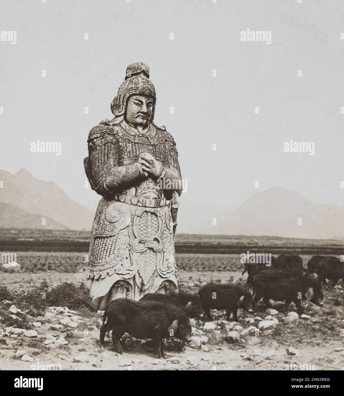 Photo ancienne de la sculpture chinoise d'un soldat de marbre. Les Tombeaux Ming. Chine du Nord. 1902 Banque D'Images