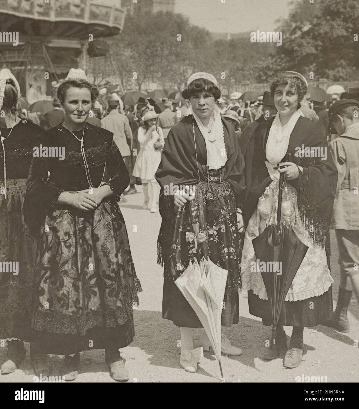 Femme francais costume traditionnel folk Banque de photographies et d images a haute resolution Alamy