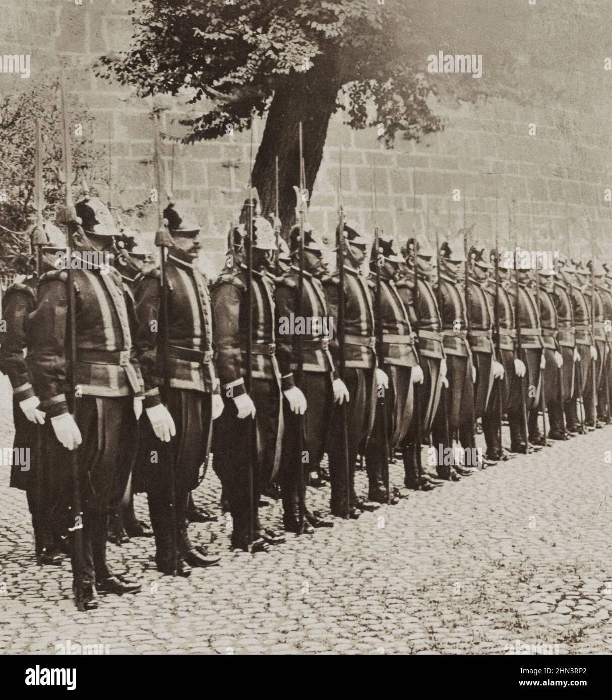 Photo d'époque des fidèles gardes suisses du Pape dans une cour du Vatican historique, Rome. 1903 Banque D'Images