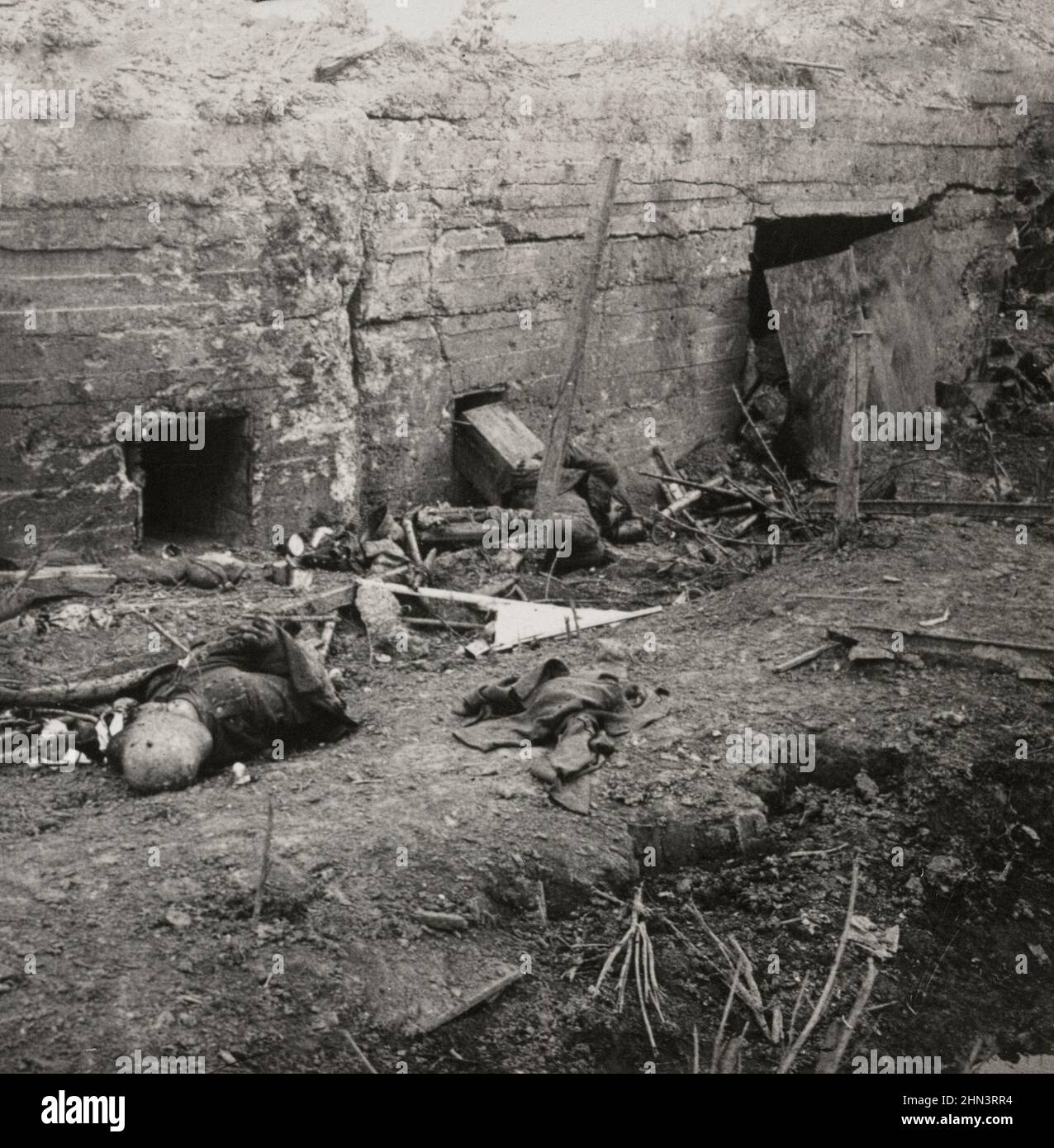 Première Guerre mondiale, 1914-1918. Photo d'époque d'une position allemande en béton fort et des victimes après la bataille de Menin Road. Belgique la bataille de la route Menin Banque D'Images