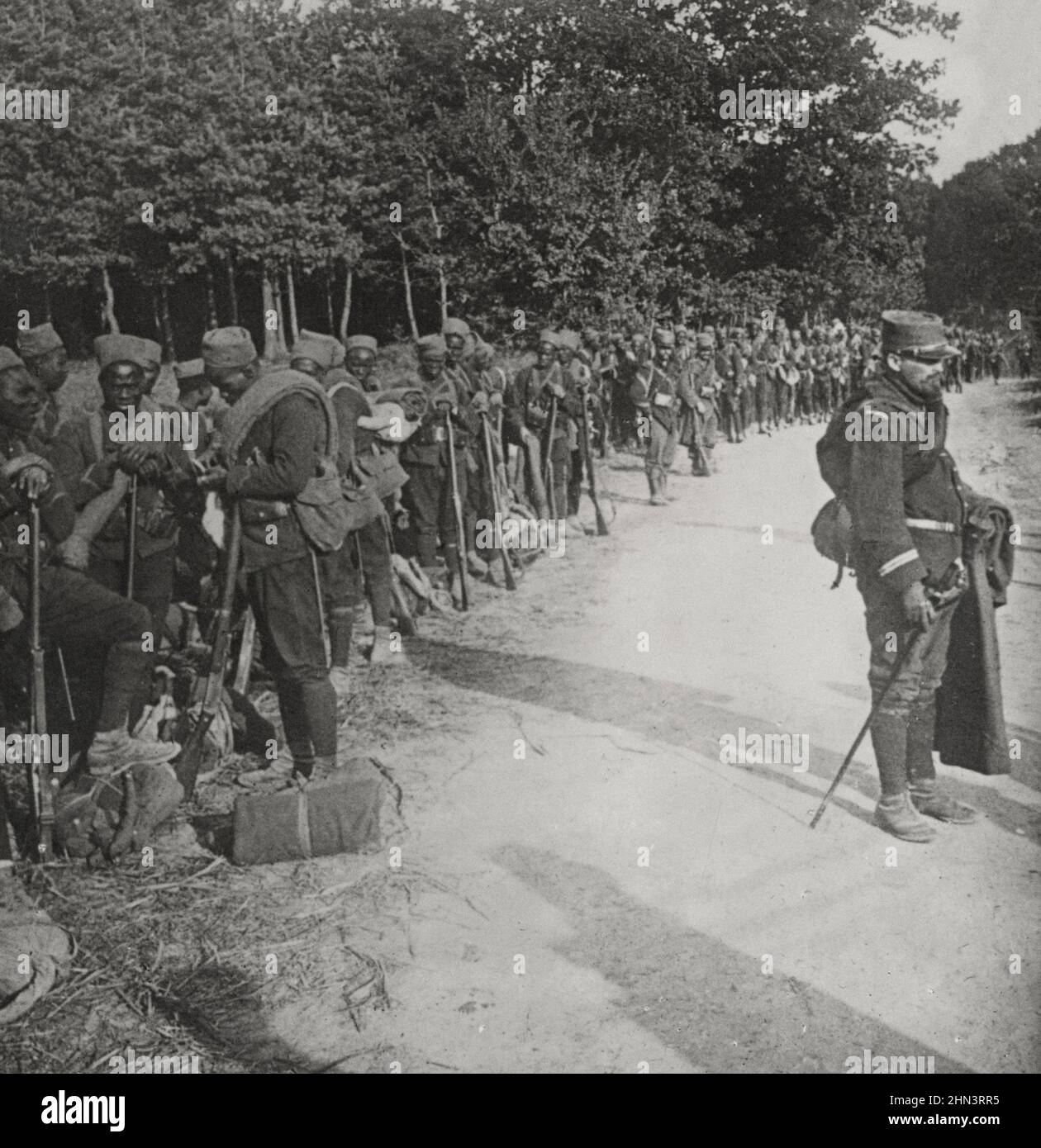 Photo d'époque de la première Guerre mondiale 1914-1918. Une colonne de secours française de Zouaves algériens dans les fézs traditionnels (le régiment de 7th (?)) En forêt d'Argonne. F Banque D'Images