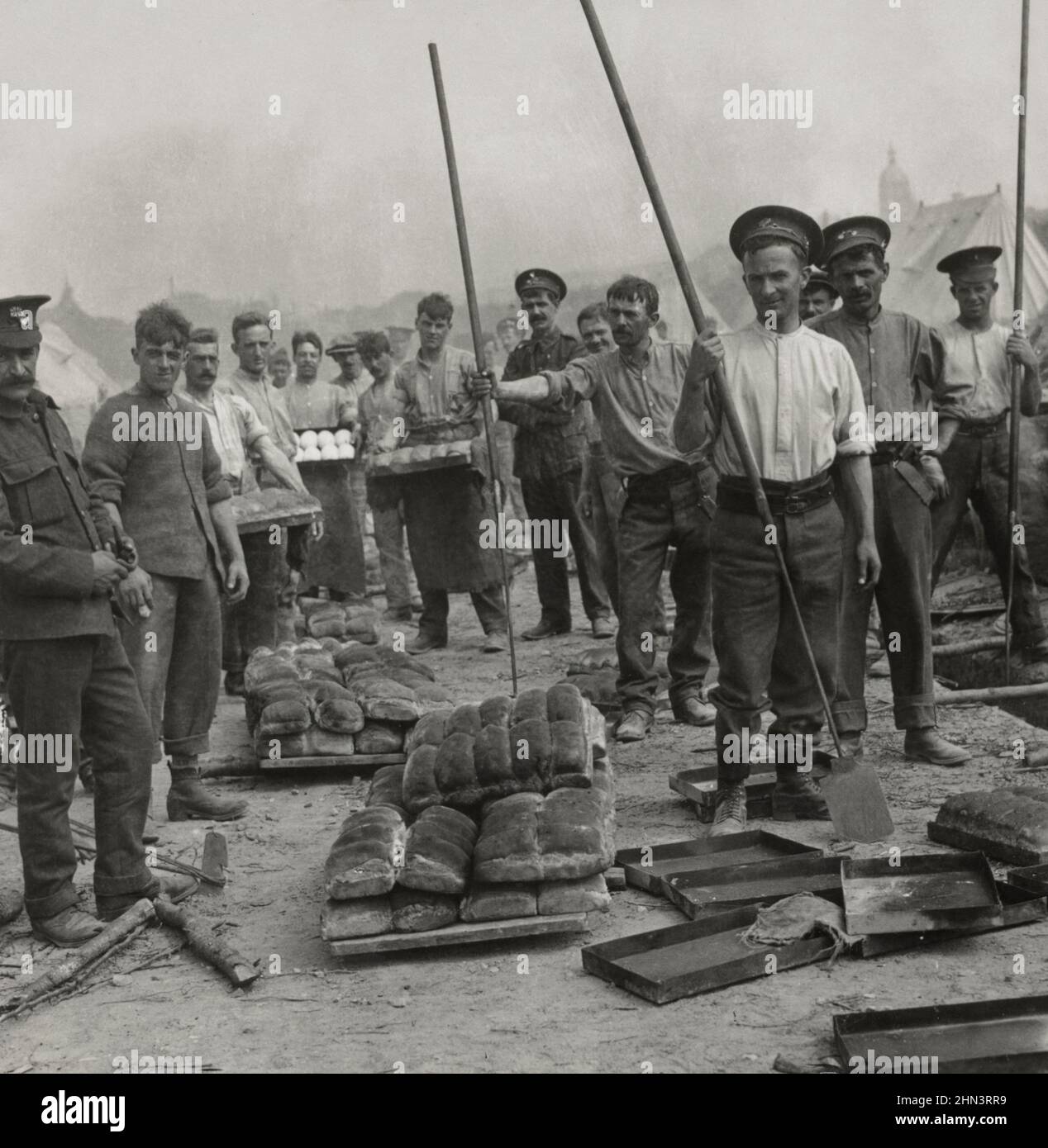 Photo d'époque de la première Guerre mondiale 1914-1918. Faire du pain pour les troupes britanniques, scène de camp. France Banque D'Images