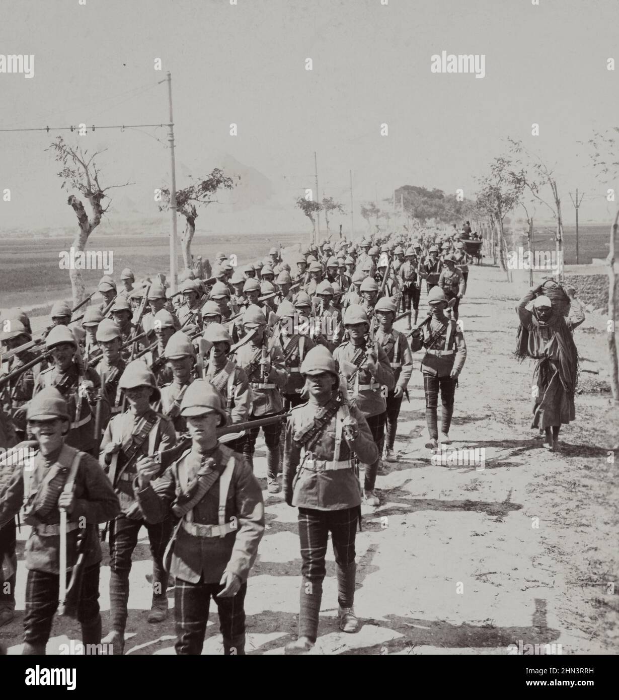 Photo d'époque de la brigade des troupes des Highlands sur la route avant les pyramides du Caire, Egypte. 1903 Banque D'Images